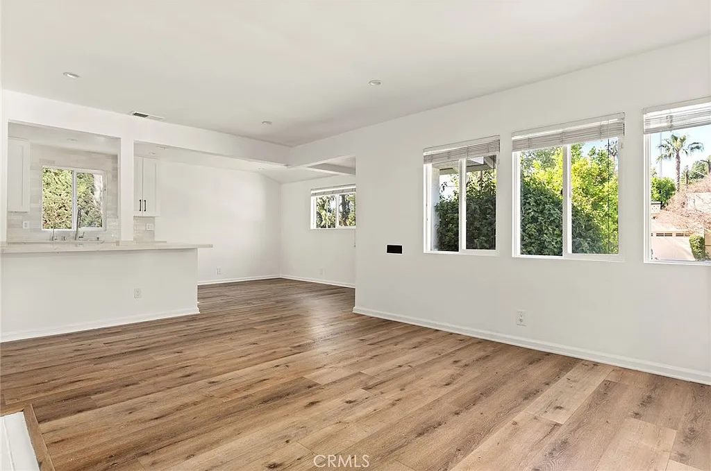 3 bed, 2.5 bath, 2034 sqft, $5,900 — Photo 4
