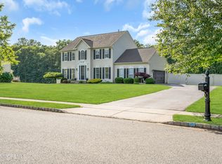 8 Reagan Dr, Jackson, NJ 08527