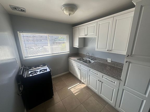3rd image of 3007 W 5th St APT 4