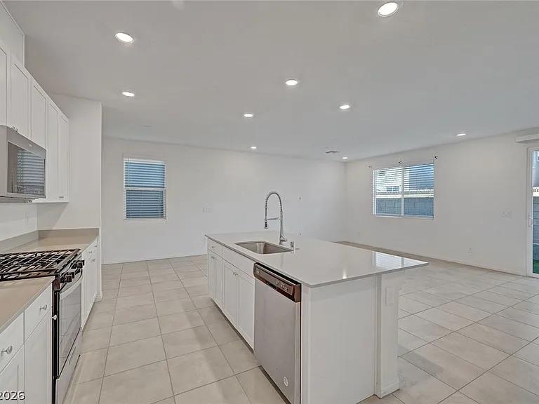 8454 Vacarez Dr — Photo 19