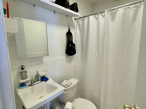 5th image of 201 W 95th St APT 601