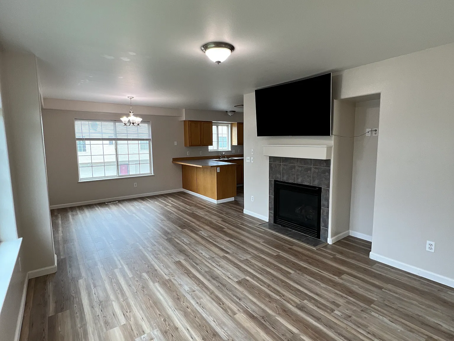 3 bed, 1300 sqft, $2,350 — Photo 3
