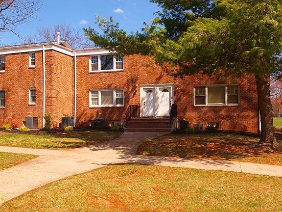 2nd image of 5 Stanford Dr APT 2B
