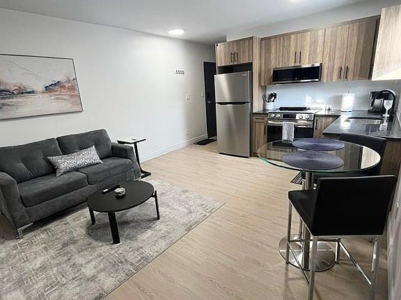 2nd image of 808 Ottawa St #4