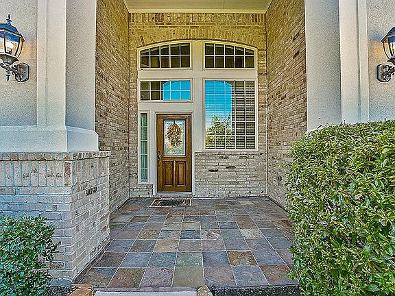 2nd image of 15 S Victoriana Cir