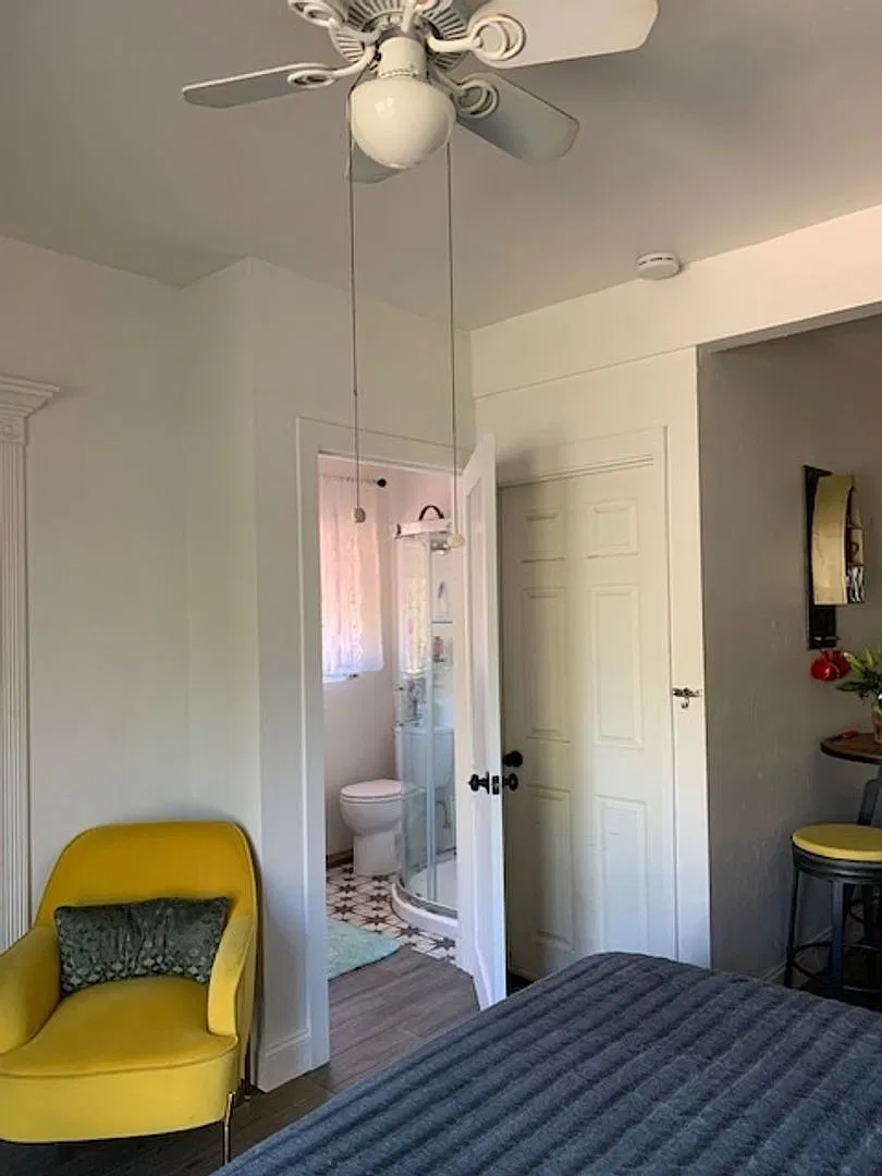 Charming Alpine FULLY Furnished Studio with fenced in yard — Photo 4