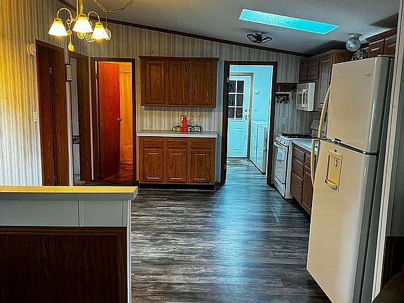 3rd image of 90 Hometown Ave