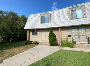 32 Cedarland Ct #32, Cromwell, CT 06416