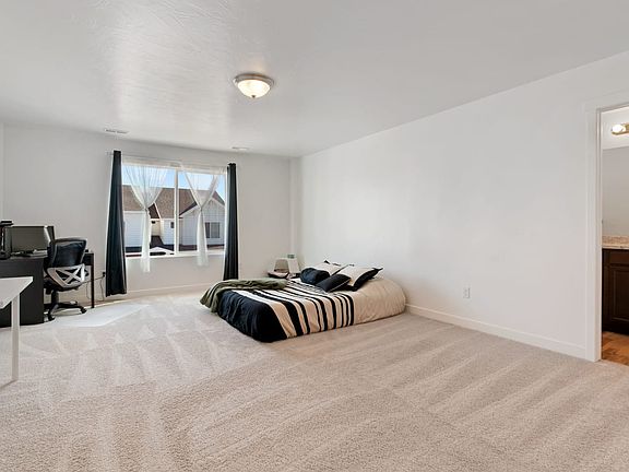 4th image of 501 S Evergreen Way