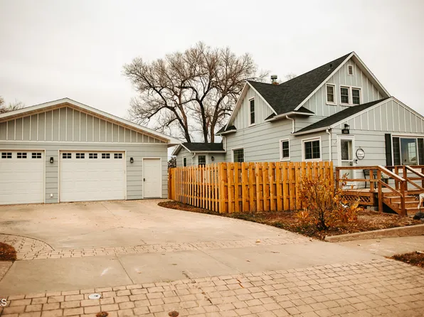 328 2nd Ave NE, Watford City, ND 58854