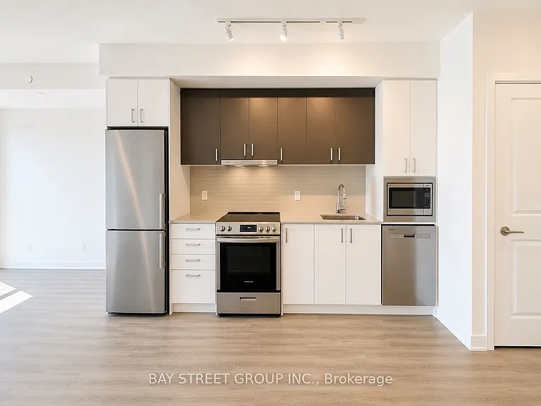 50 Upper Mall Way #912 — Photo 2