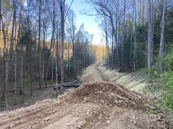 449 Cliffs Edge Rd, East Bernstadt, KY 40729