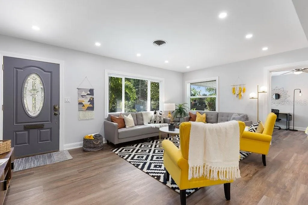 3 bed, 2.0 bath, 1284 sqft, $4,300 — Photo 4