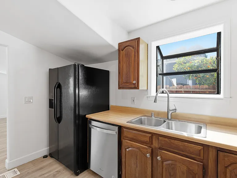 1162 Davis St — Photo 28