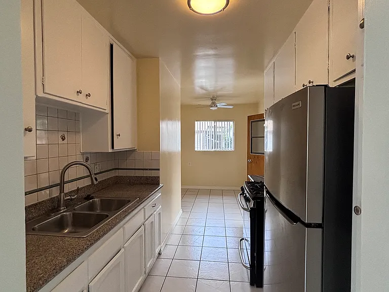910 E Elk Ave — Photo 10