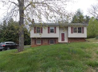 184 Wedgewood Dr, Mount Airy, NC 27030