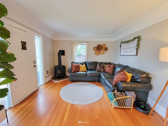 2nd image of 520 E Arcadia Ave