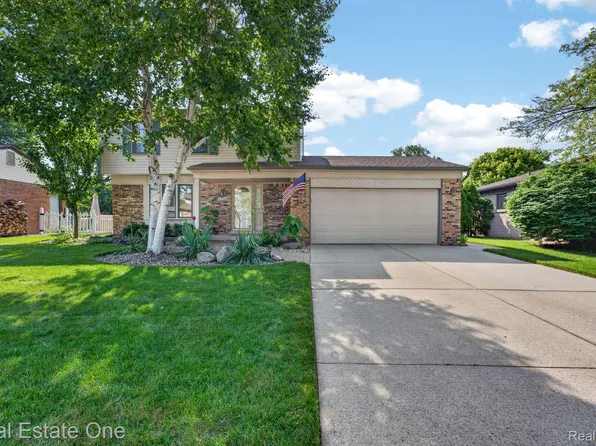 47380 Savannah Dr, Macomb, MI 48044