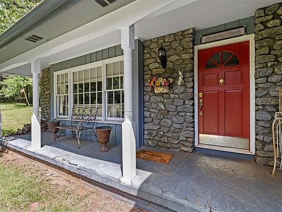 2nd image of 1033 Davenport Cir