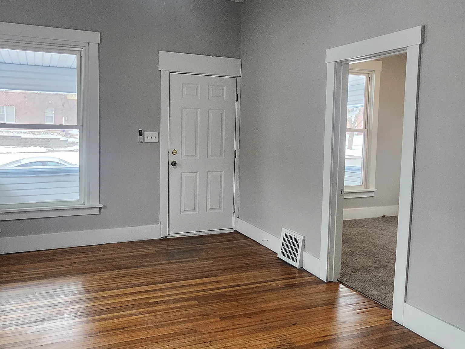 3 bed, 1096 sqft, $1,900 — Photo 2