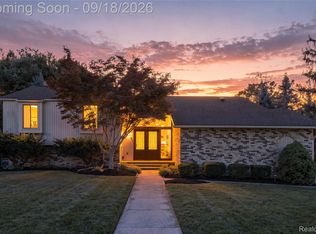 35697 Briar Ridge Ln, Farmington, MI 48335