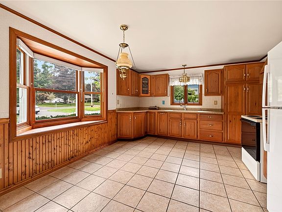 5th image of 1070 Shoemaker Rd