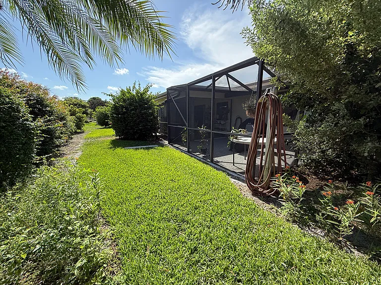 2507 Canterbury Dr N — Photo 15