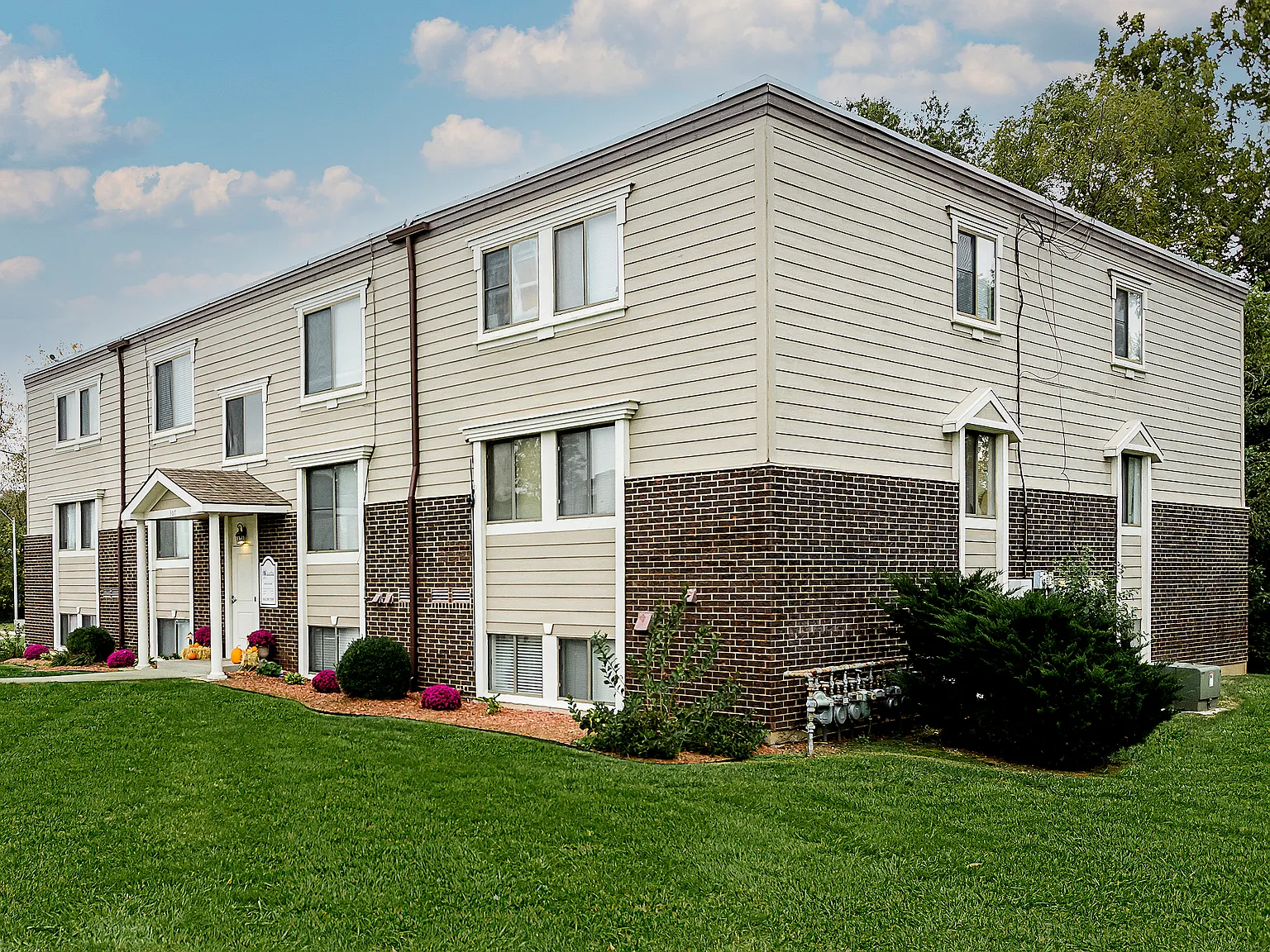 Crossroads Village Apartments — Photo 2