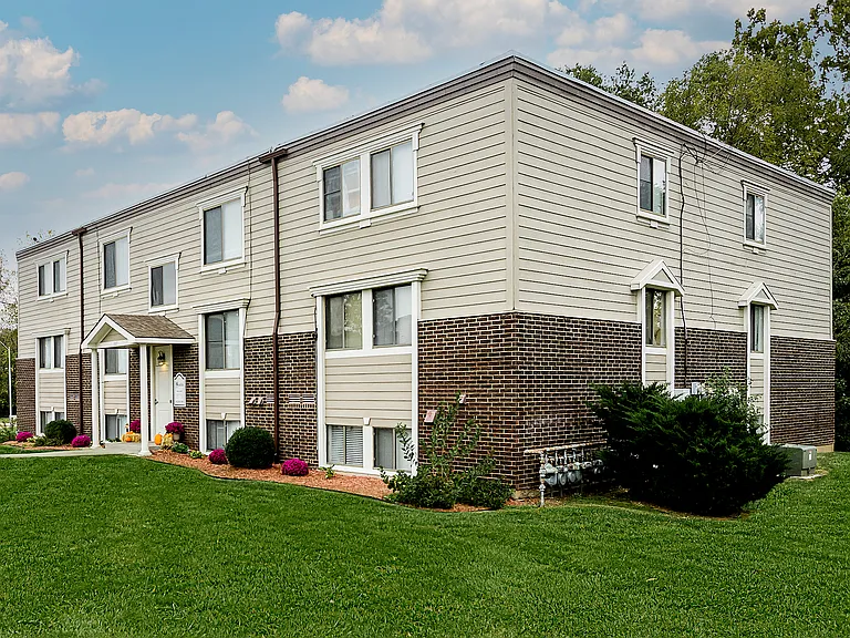 Crossroads Village Apartments — Photo 2