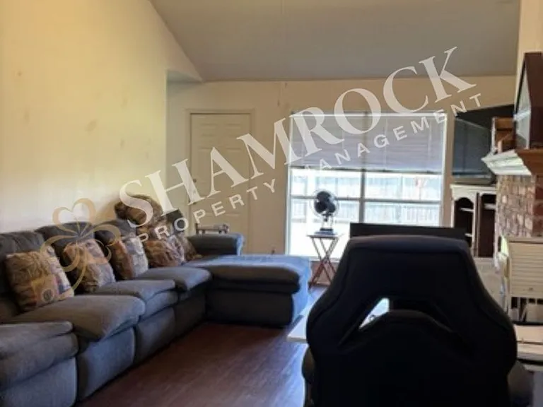 606 Park Ln — Photo 2