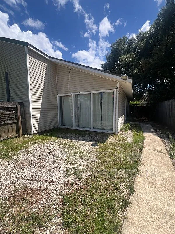 2 bed, 2.0 bath, 845 sqft, $975 — Photo 2