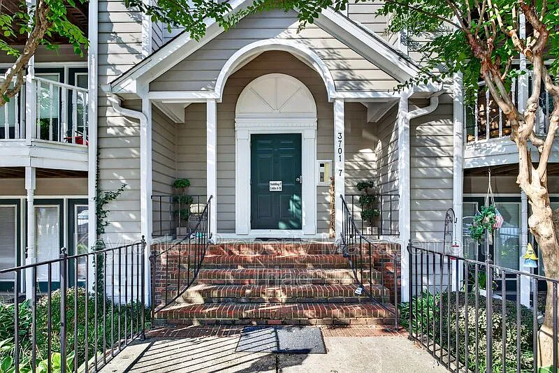 2 bed, 2.0 bath, 970 sqft, $1,295 — Photo 1