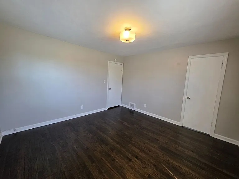 726 S Leonard St — Photo 9