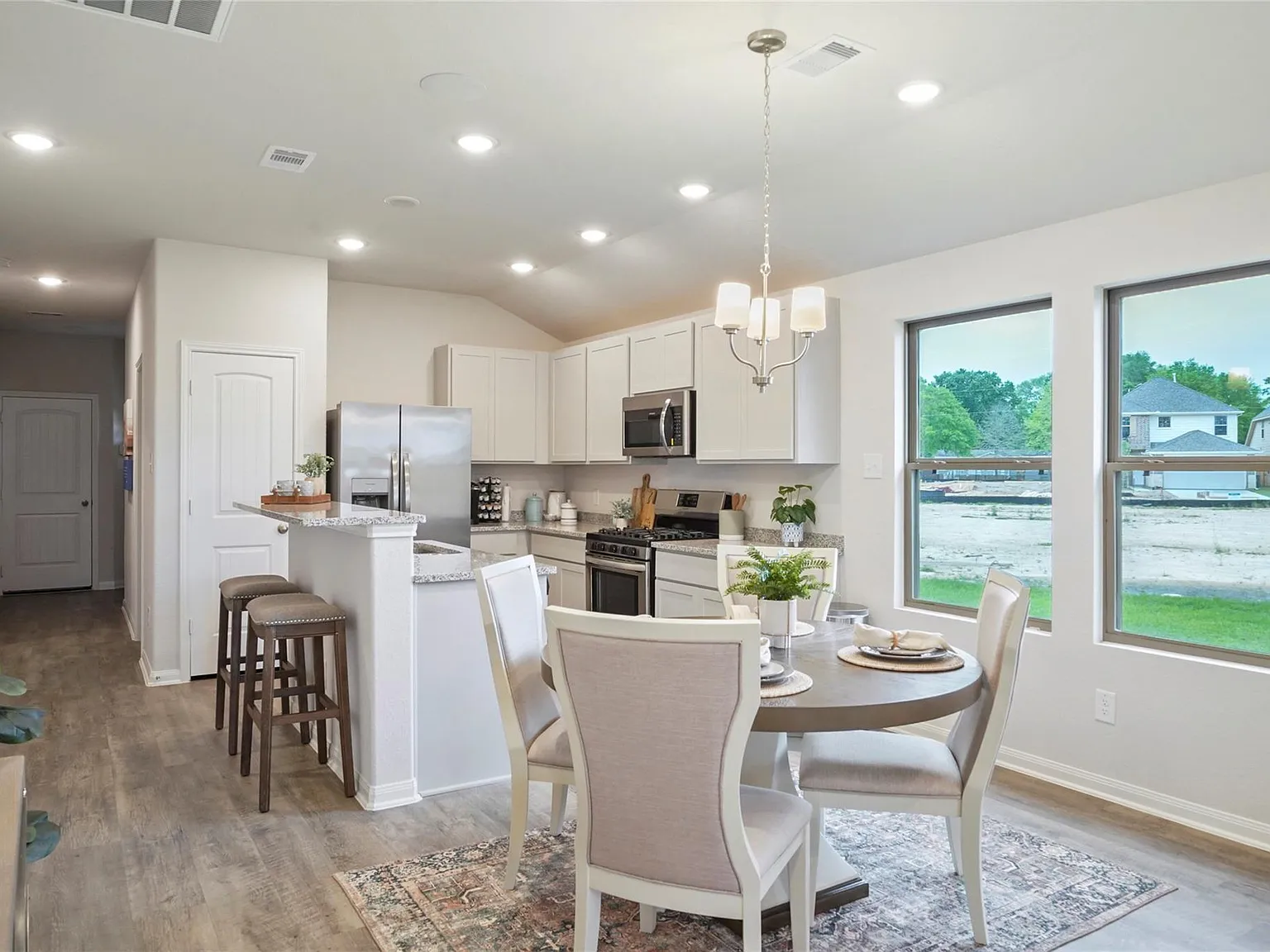 4 bed, 2.0 bath, 1426 sqft, $1,800 — Photo 2