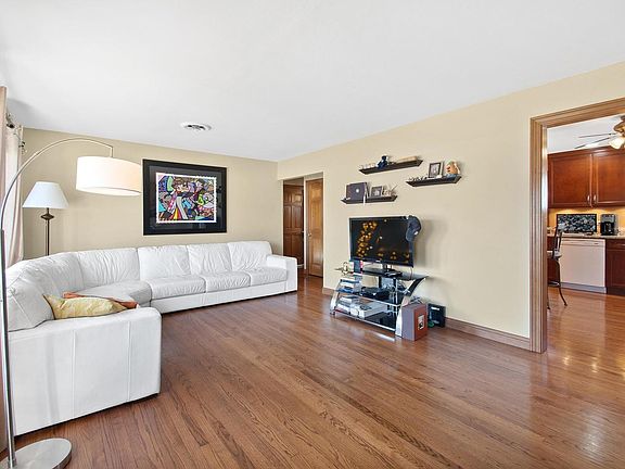 3rd image of 828 McKinley Ave