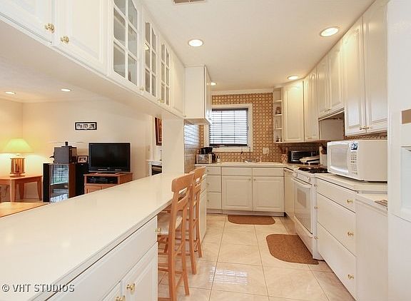 3rd image of 8351 W 87th St APT 3B