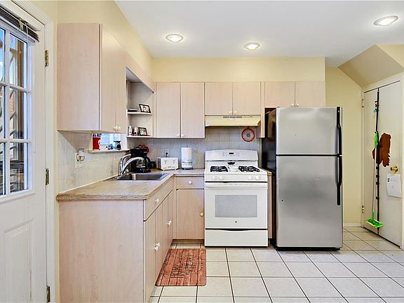 5th image of 2806 Philip Ave