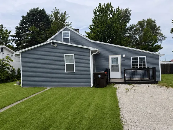 611 N Chestnut St, Wapella, IL 61777