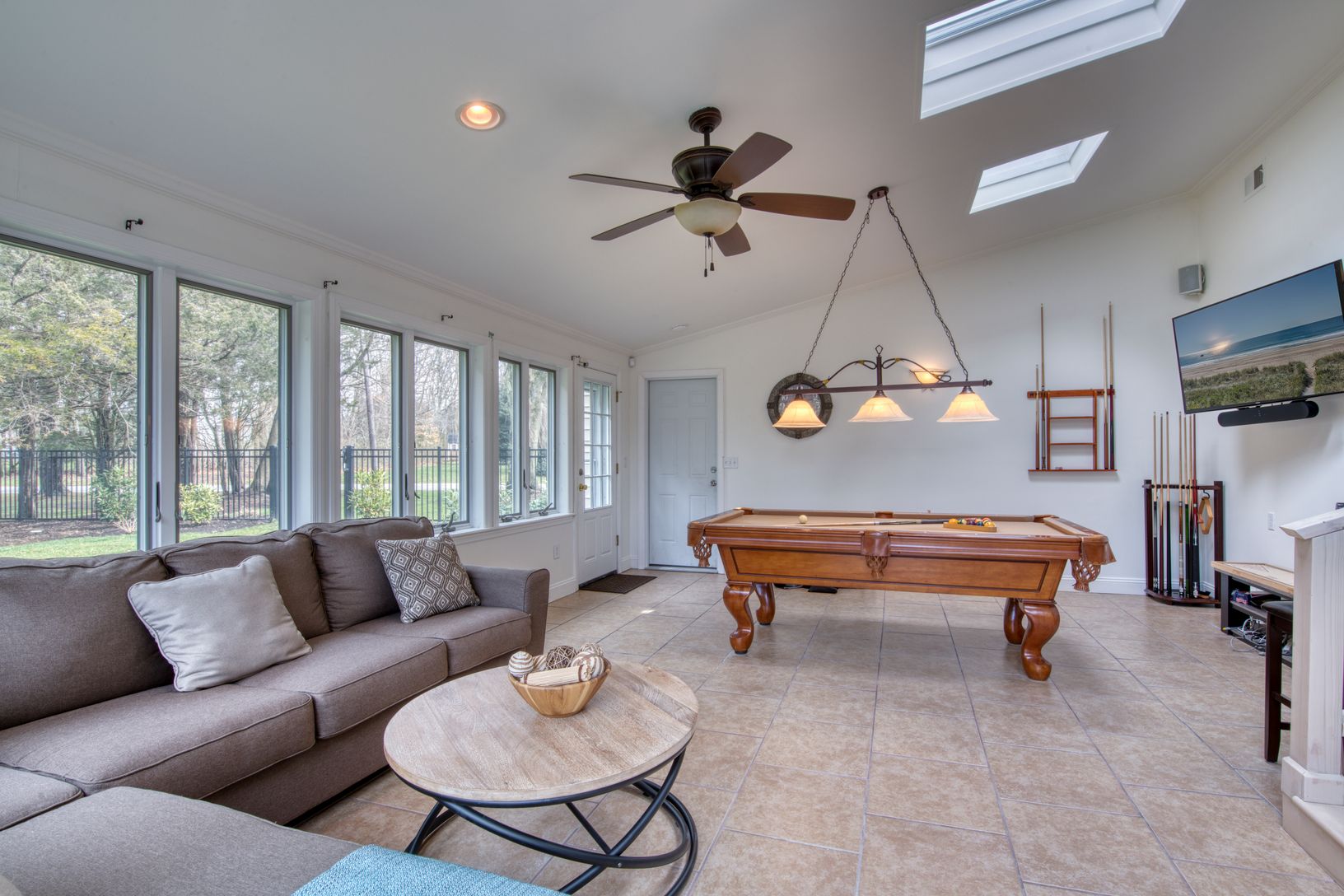  Sunroom  / Game  Room with Pool Table and Arcade games
