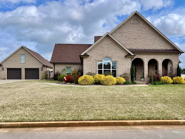 37 Holli Ln, Muscle Shoals, AL 35661