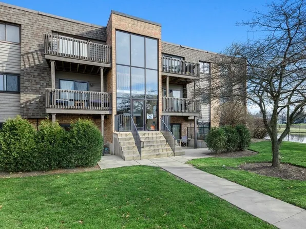 1426 Stonebridge Cir, Wheaton, IL