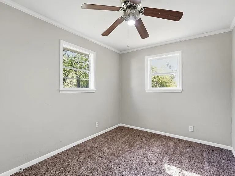 207 S Elm St — Photo 10