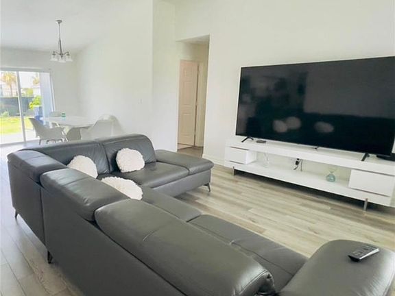 5th image of 2524 NE 5th AVE