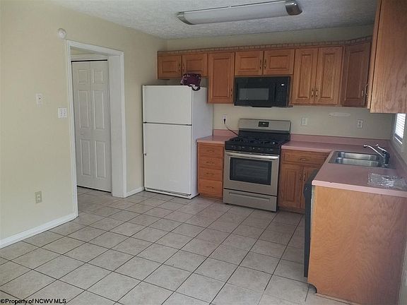 5th image of 910 Ashton Pl