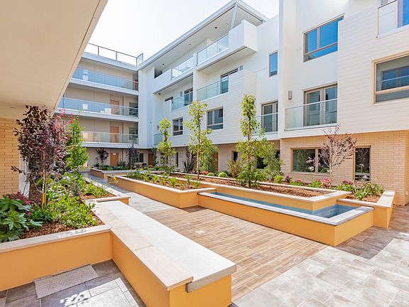 4th image of 137 S Wilson Ave #403