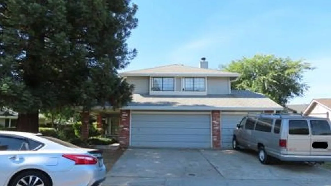 1002 Mayflower Ct photo 1