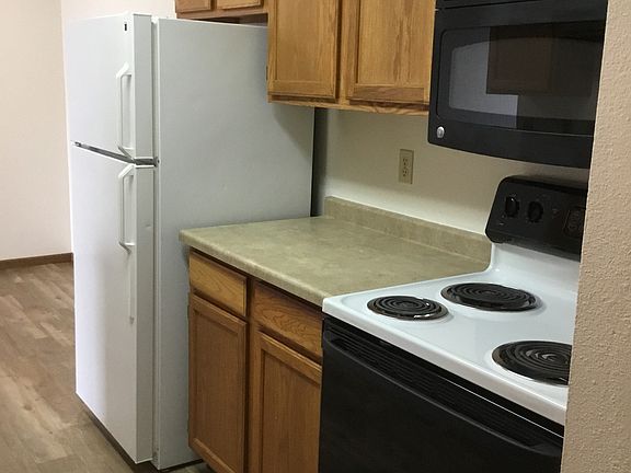 Kitchen Fridge & Stove similiar for HR7-23_05052023