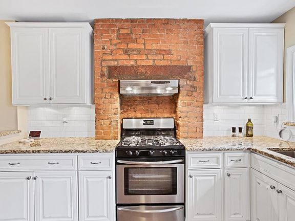 5th image of 159 1/2 Coles St