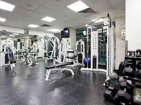 5th image of 250 E 40th St APT 31A