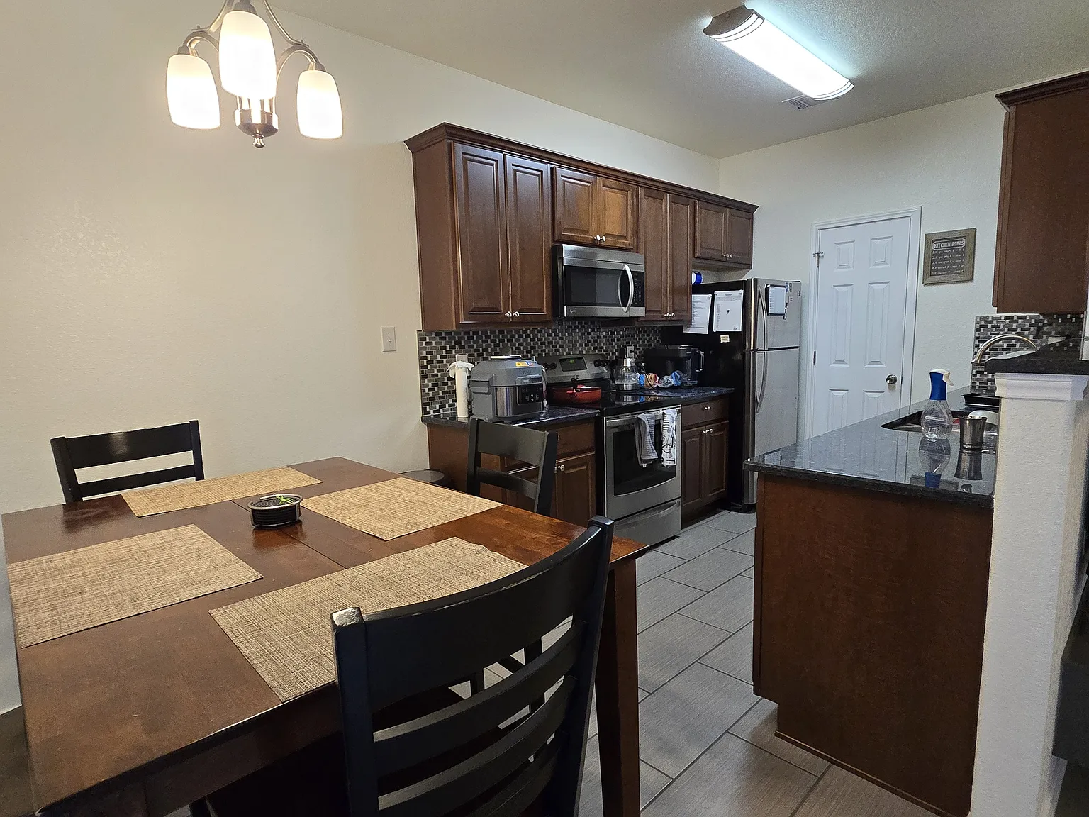 Private Furnished Rooms Near UT Health & Medical Center — Photo 4